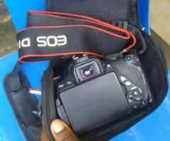 Canon EOS 700D - Câmera DSLR em Excelente Estado