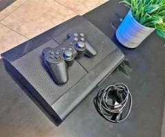 PS3 Super Slim Red Edition com 2 Joysticks e Jogos