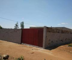 Vende-se este espaço com essas duas casas inacabadas